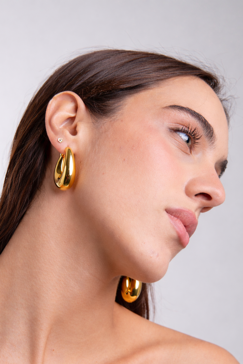 Golden_elegance_in_focus_1.png
